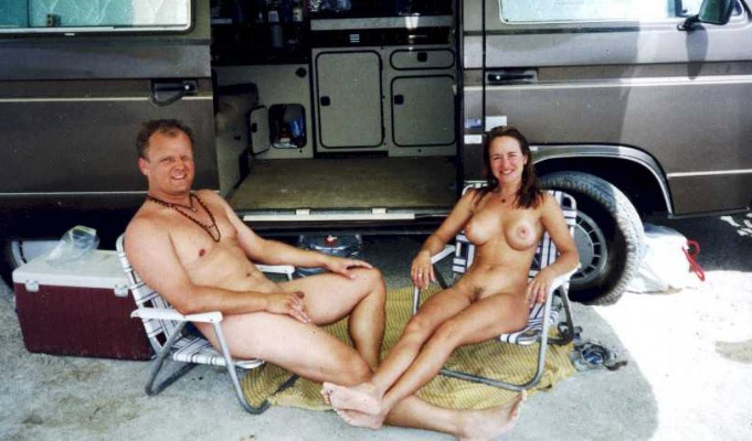 sexybiki.com_young-nudist-couple-at-beach-no-01-12306813261202554763.jpg