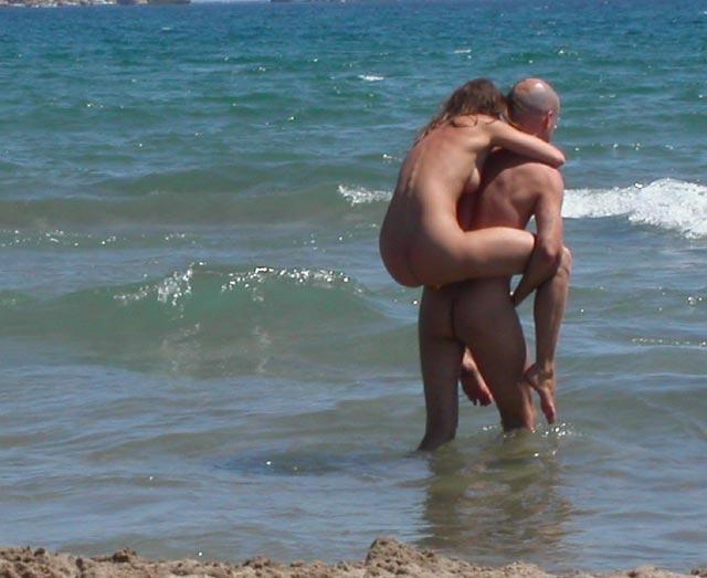 sexybiki.com_nudist-couples-fkk-12317940531359426534.jpg