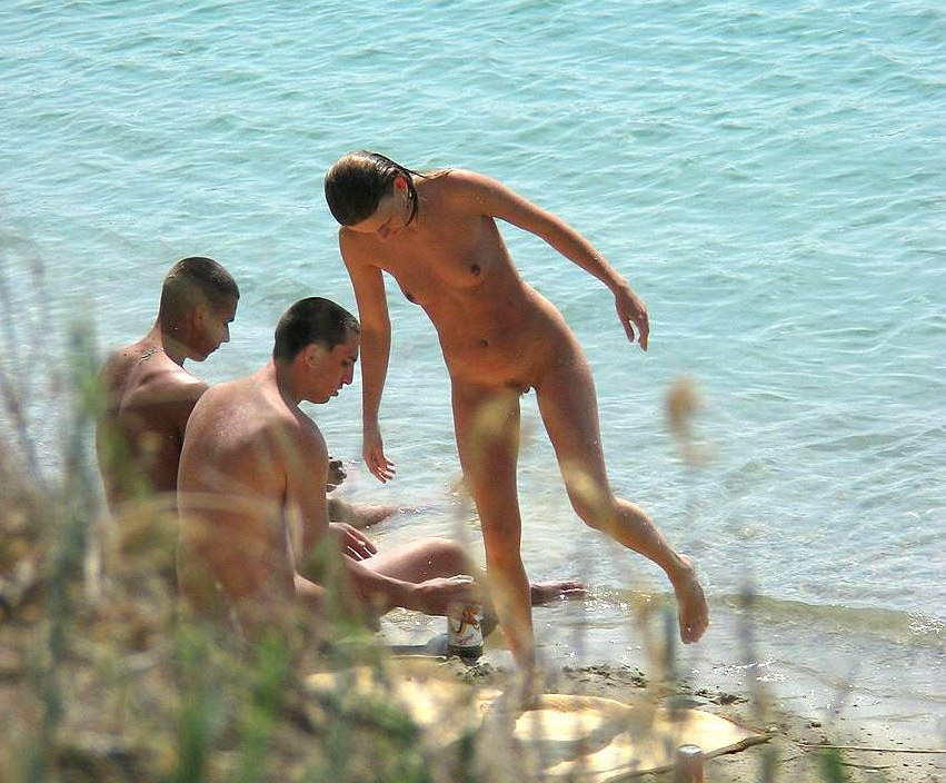 sexybiki.com_young-nudist-amateur-spy-photos-no-04-12323113481272185441.jpg